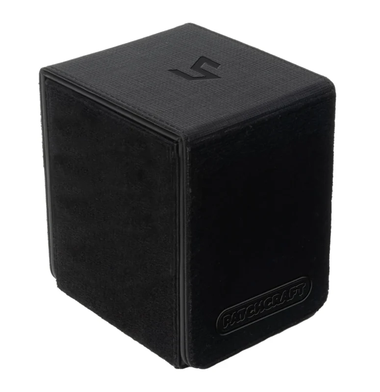 Caja de mazo Patchcraft ™Alcove Flip Deck Box Negro - Ultra Pro